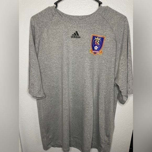 Adidas athletic shirt size Large
Used is great condition and shape - Picture 1 of 3